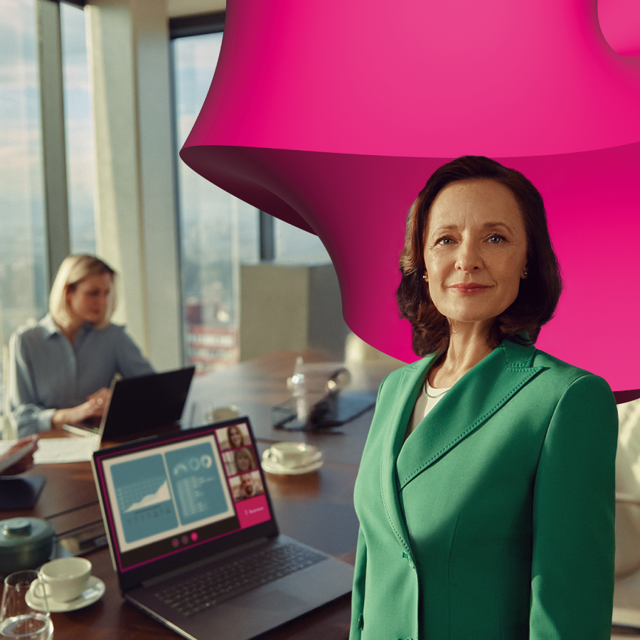 Manažérka v zasadacej miestnosti s otvoreným notebookom zobrazujúcim online stretnutie a dátové grafy, doplnená výrazným ružovým grafickým prvkom symbolizujúcim rýchle a spoľahlivé pripojenie – vizuál k službe Business Internet pre firmy.
