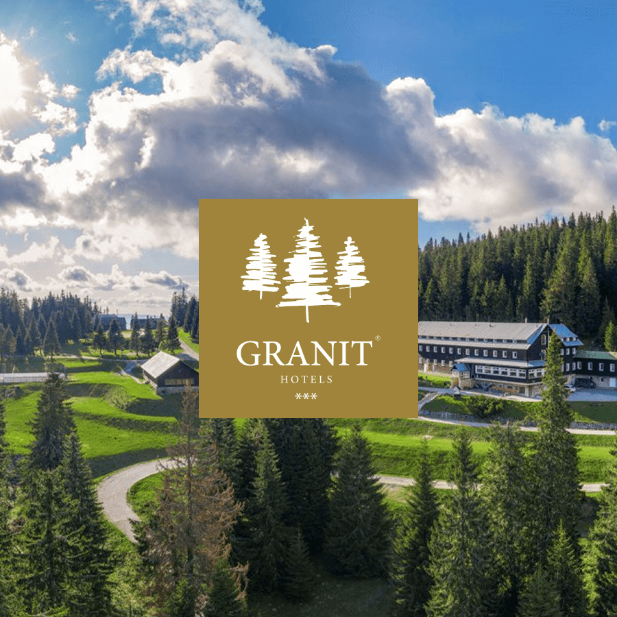 Pohľad na hotel Granit obklopený lesom, ktorý využíva vysokorýchlostnú konektivitu na zefektívnenie prevádzky – referencia od Mgr. Bronislavy Jánošovej, generálnej riaditeľky HOREZZA.