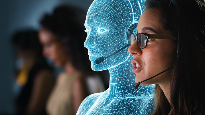 Žena s headsetom v profile komunikuje cez call centrum, vedľa nej digitálny model AI robota znázorňujúci prepojenie umelej inteligencie s ľudským zákazníckym servisom.