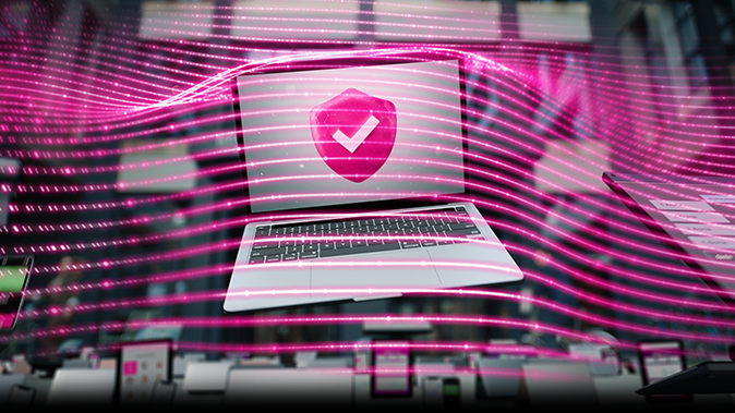 Na monitore je zobrazený röntgenový snímok, pričom obrazovku prekrýva digitálna ochranná vrstva. Vizualizácia služby Security Scan Services od T Business – riešenia na odhalenie kybernetických hrozieb prostredníctvom bezpečnostného IT auditu.