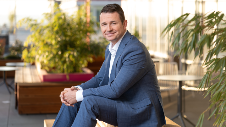 Peter Laco zo spoločnosti Telekom hovorí o význame digitalizácie a jej vplyve na rast firiem v exteriéri modernej kancelárskej budovy.