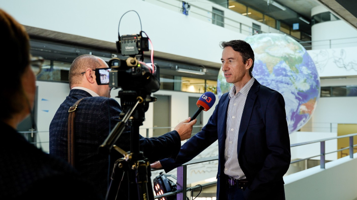 Expert na IoT z Telekomu poskytuje rozhovor o využití privátnej 5G siete v priemysle, v interiéri Technickej univerzity v Košiciach.