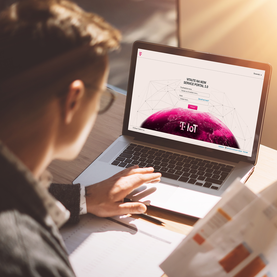 Používateľ pracuje s IoT zákazníckym portálom Telekomu na notebooku; portál umožňuje správu SIM kariet, sledovanie dát a integráciu s IT systémami v reálnom čase.