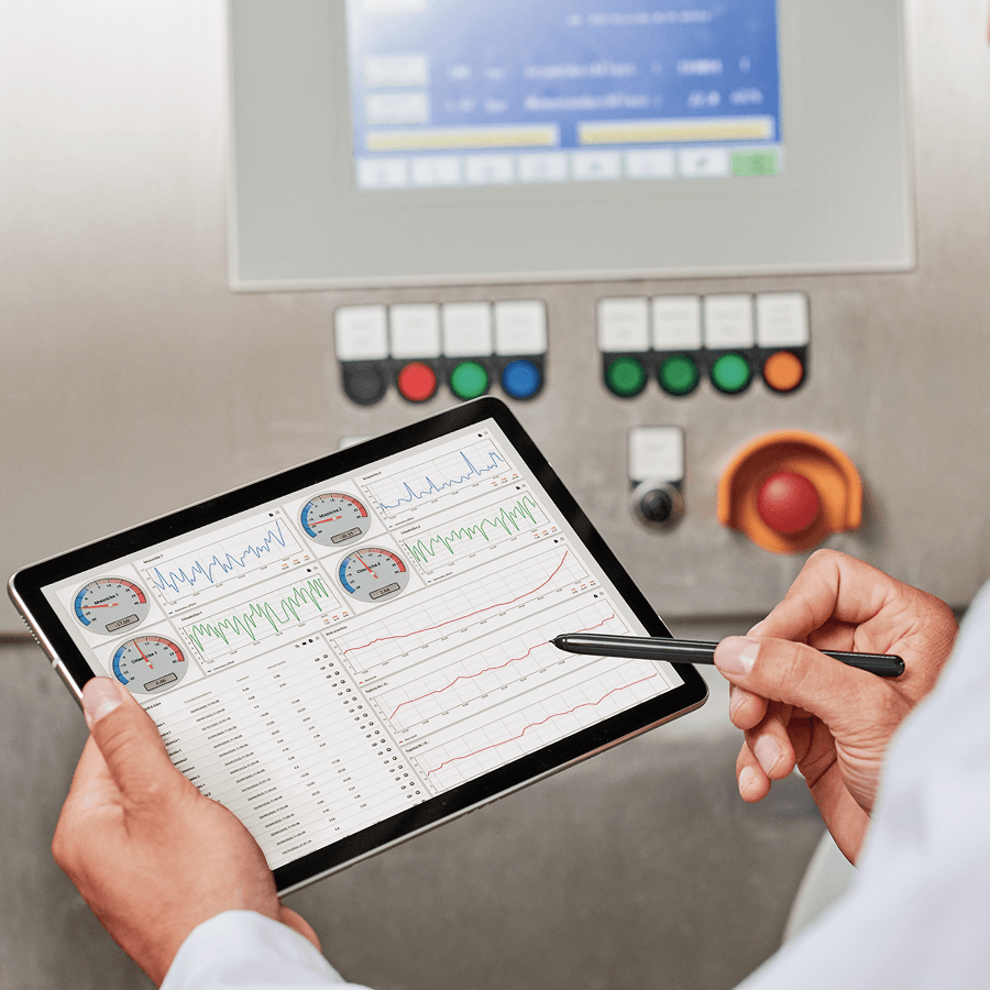 Technik pracuje s tabletom zobrazujúcim prevádzkové dáta a grafy zo zariadení – vizuál služby IoT Platforma od Telekomu