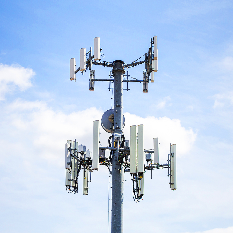 Vysielač privátnej 5G siete proti modrej oblohe – technologické riešenie pre bezpečný a rýchly priemyselný internet vecí (IoT).