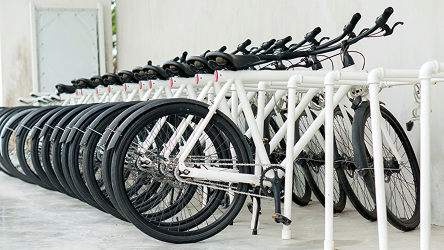 Rad bicyklov zaparkovaných pri stojane. Ilustruje sledovanie firemného majetku cez Asset Tracking.