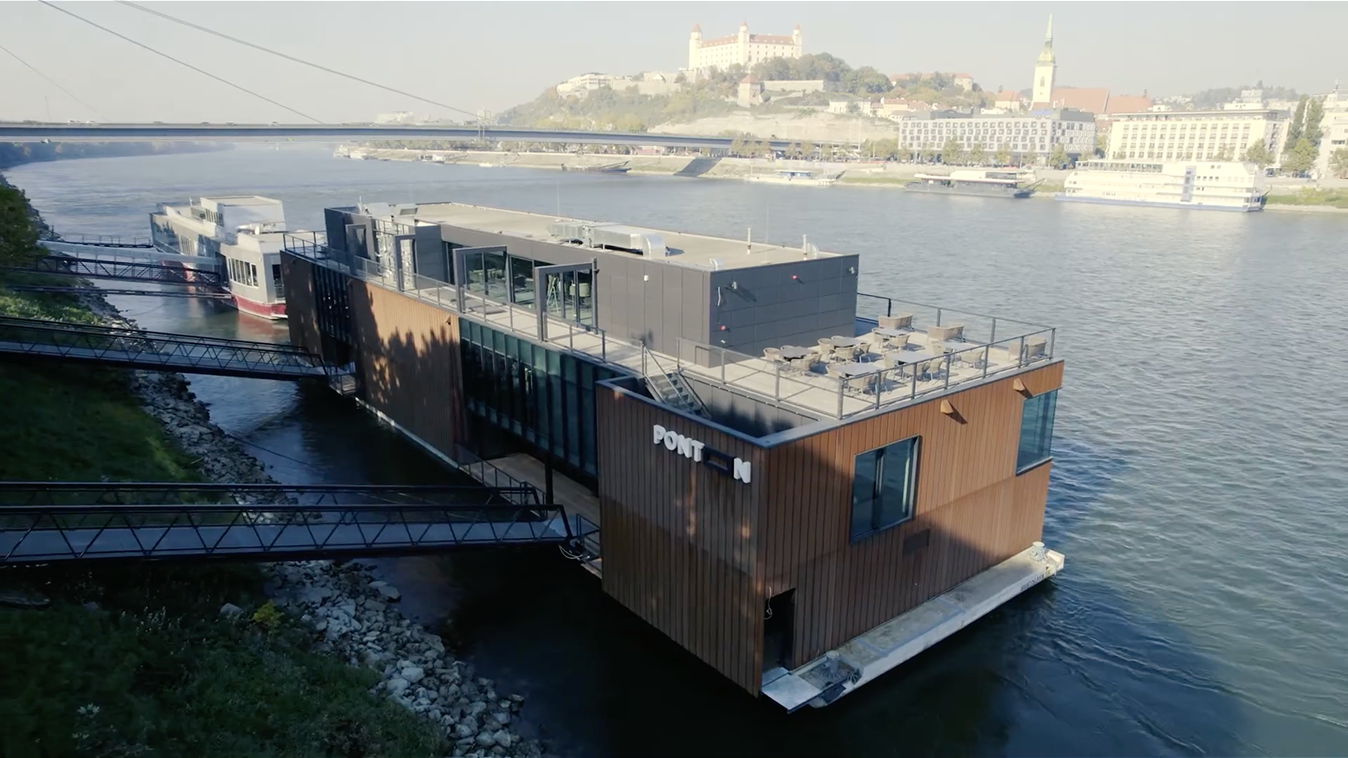 Video predstavuje moderný eventový priestor PONTON na Dunaji, ktorý využíva IT riešenia od Telekom IT:WORKS. Ukazuje technologicky vybavené priestory vhodné na firemné podujatia, konferencie a prezentácie, s dôrazom na Wi-Fi, bezpečnosť a správu siete.