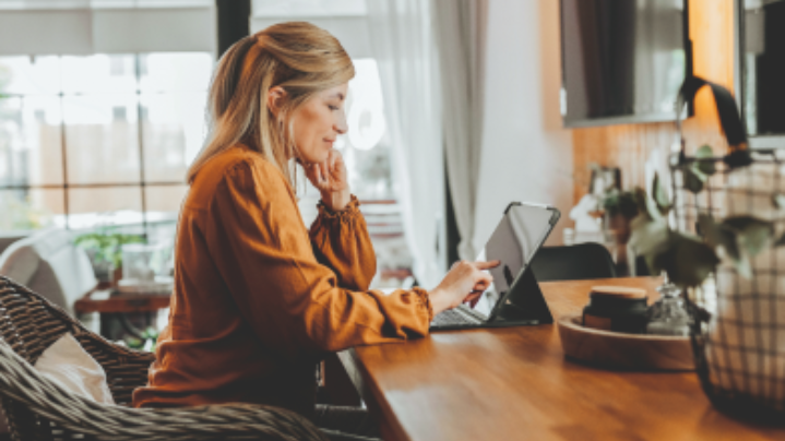 Žena pracuje na tablete v kancelárii.