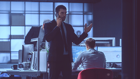 Operátorka zákazníckeho servisu s headsetom pri počítači.