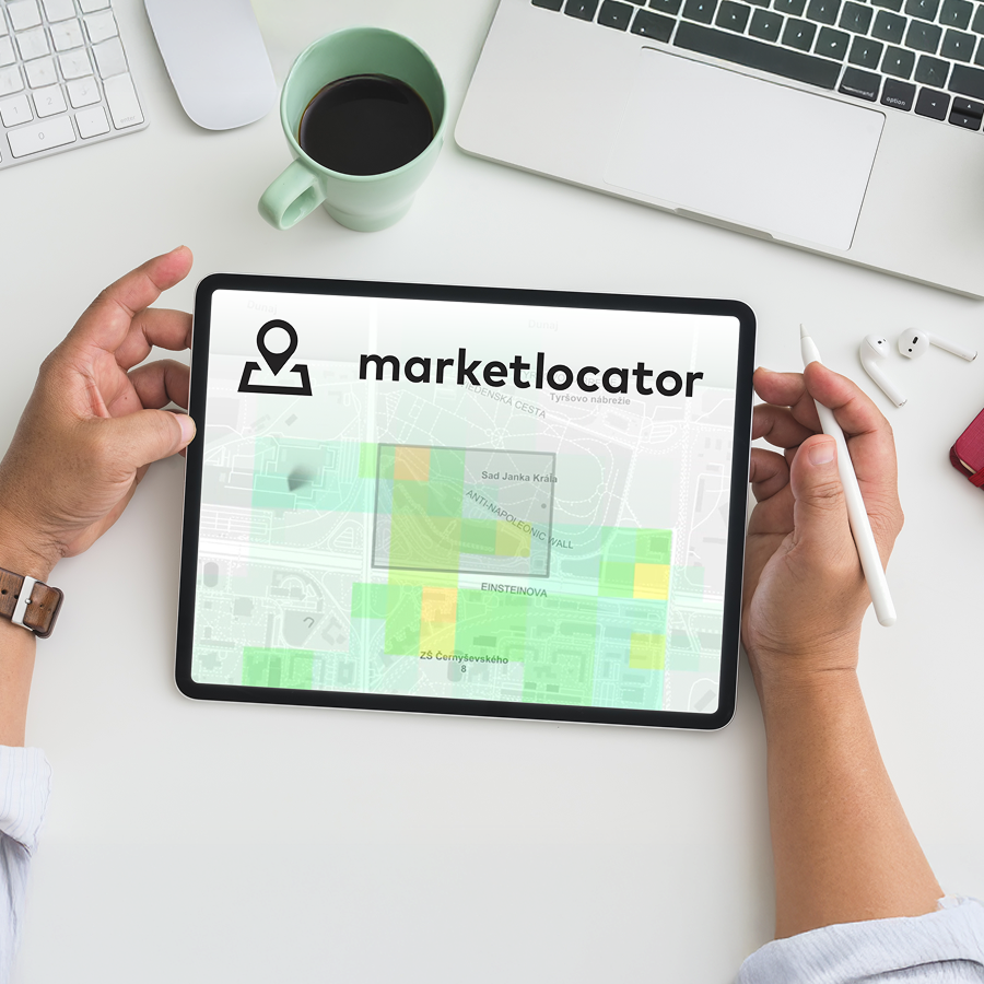 Používateľ pracuje s tabletom zobrazujúcim mapové dáta a analytické heatmapy – vizuál služby Market Locator od Slovak Telekomu.