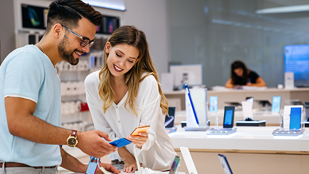 Zákazníci si prezerajú produkty v predajni elektroniky – vizuál služby Market Locator od Telekomu.