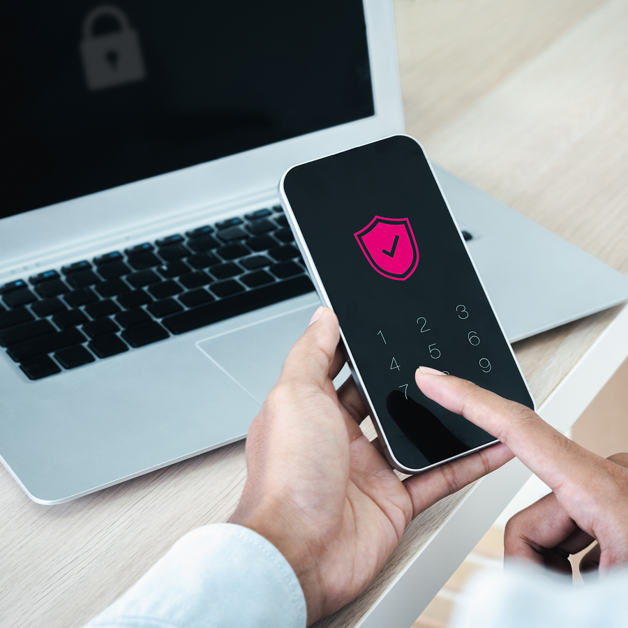 Používateľ zadáva kód na mobilnom zariadení – OnNet Security ako automatická ochrana pred nebezpečnými webmi a kybernetickými hrozbami.