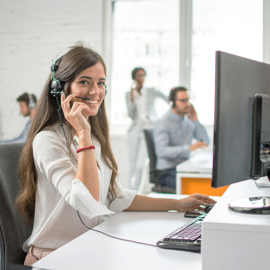 Operátorka technickej podpory v kancelárii – ilustruje službu dostupnú 24/7 na riešenie výpadkov.