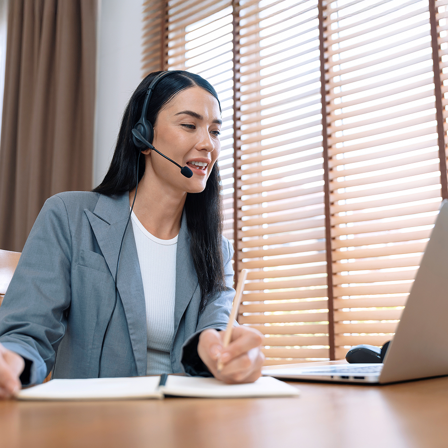 Zástupkyňa zákazníckej podpory s headsetom komunikuje s klientom cez videohovor – prémiová starostlivosť a technická podpora pre firemných zákazníkov.