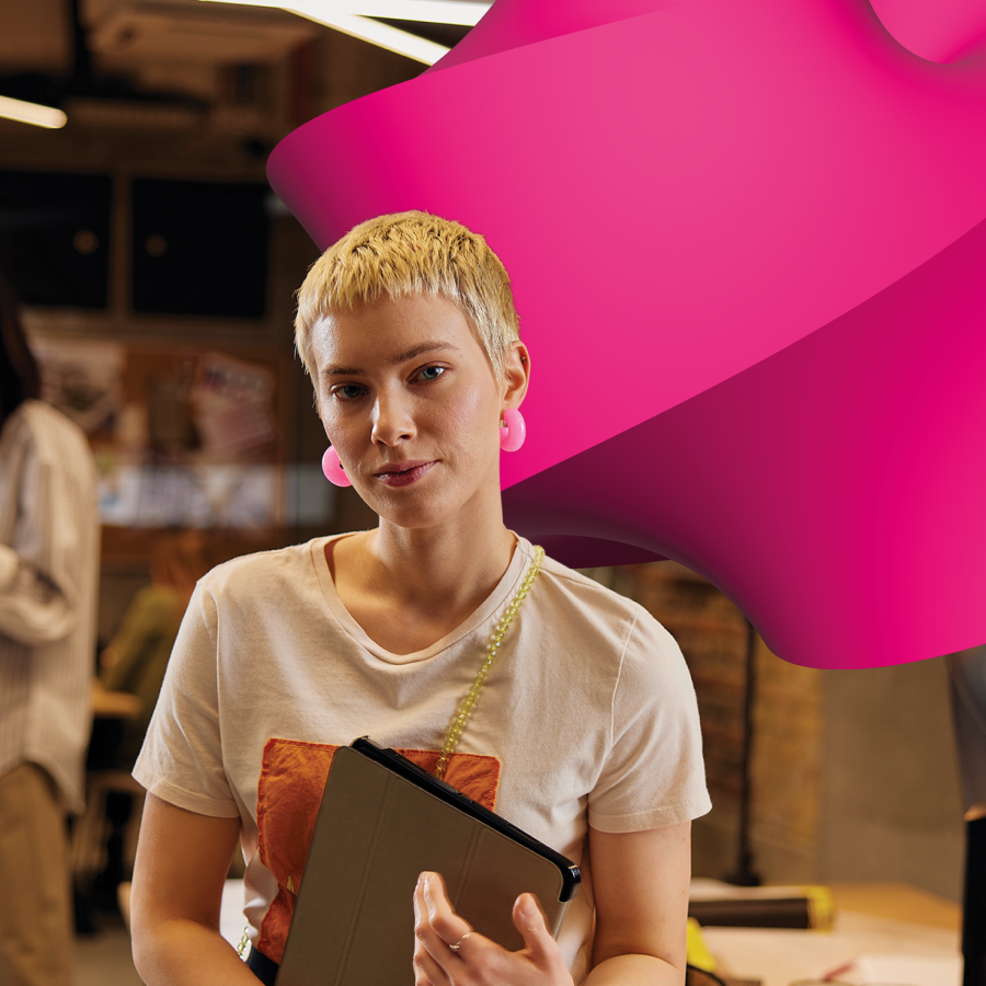 Podnikateľka s tabletom v modernom kancelárskom prostredí, doplnená výrazným ružovým grafickým prvkom symbolizujúcim digitálnu ochranu a kontrolu bezpečnosti – vizuál k službe Security Scan pre firmy.