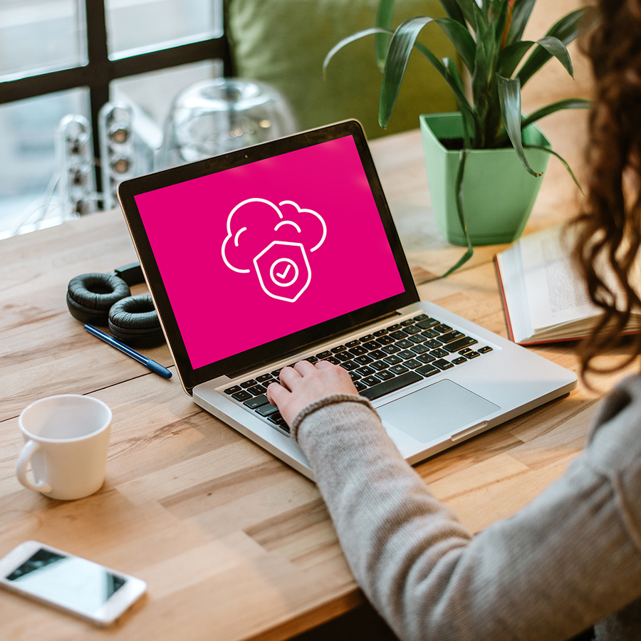 Žena pracuje na notebooku s ikonou cloudového úložiska a zámku – vizuálne znázorňuje bezpečné zálohovanie dát v Telekom Cloud službe s ochranou proti vymazaniu.