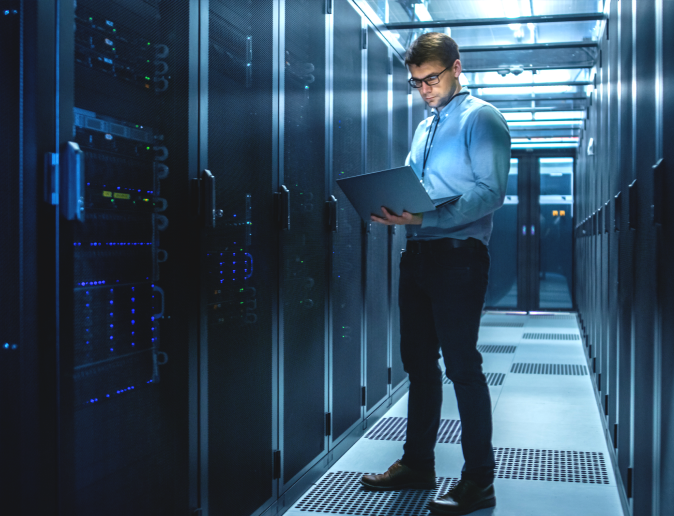 Technik kontroluje servery v dátovom centre – vyjadruje dôraz na bezpečné pripojenie a kybernetickú ochranu v biznise.