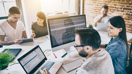 Tím IT špecialistov pracuje na projektoch v kancelárii a využíva spoľahlivú konektivitu a sieťovú ochranu Telekomu.