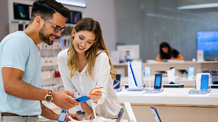 Zákazníci si prezerajú produkty v predajni.