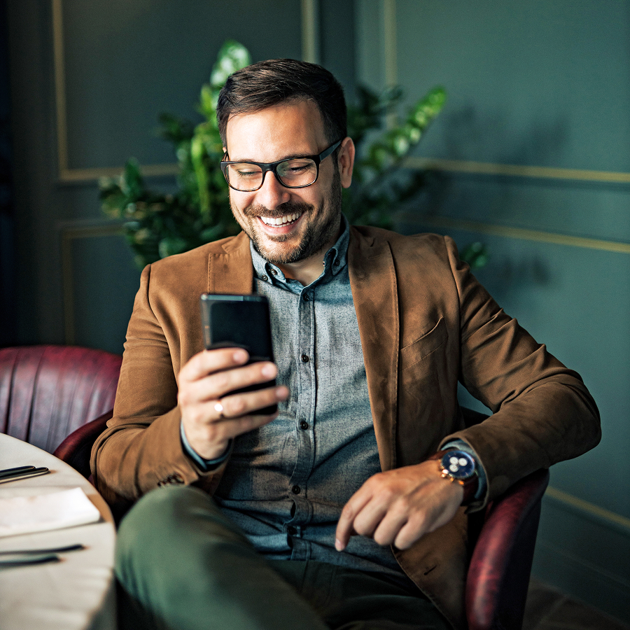 Pracovníčka mestského úradu počas telefonickej komunikácie – vizuál služby Telekom SMS & RCS Messaging.