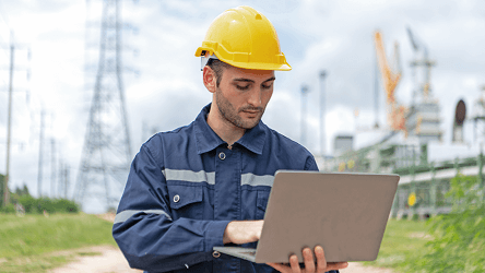 Pracovník v teréne používa notebook v priemyselnom prostredí – vizuál služby T-Biznis Flex od Telekomu.