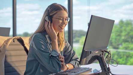 Operátorka zákazníckeho servisu s headsetom pri počítači.