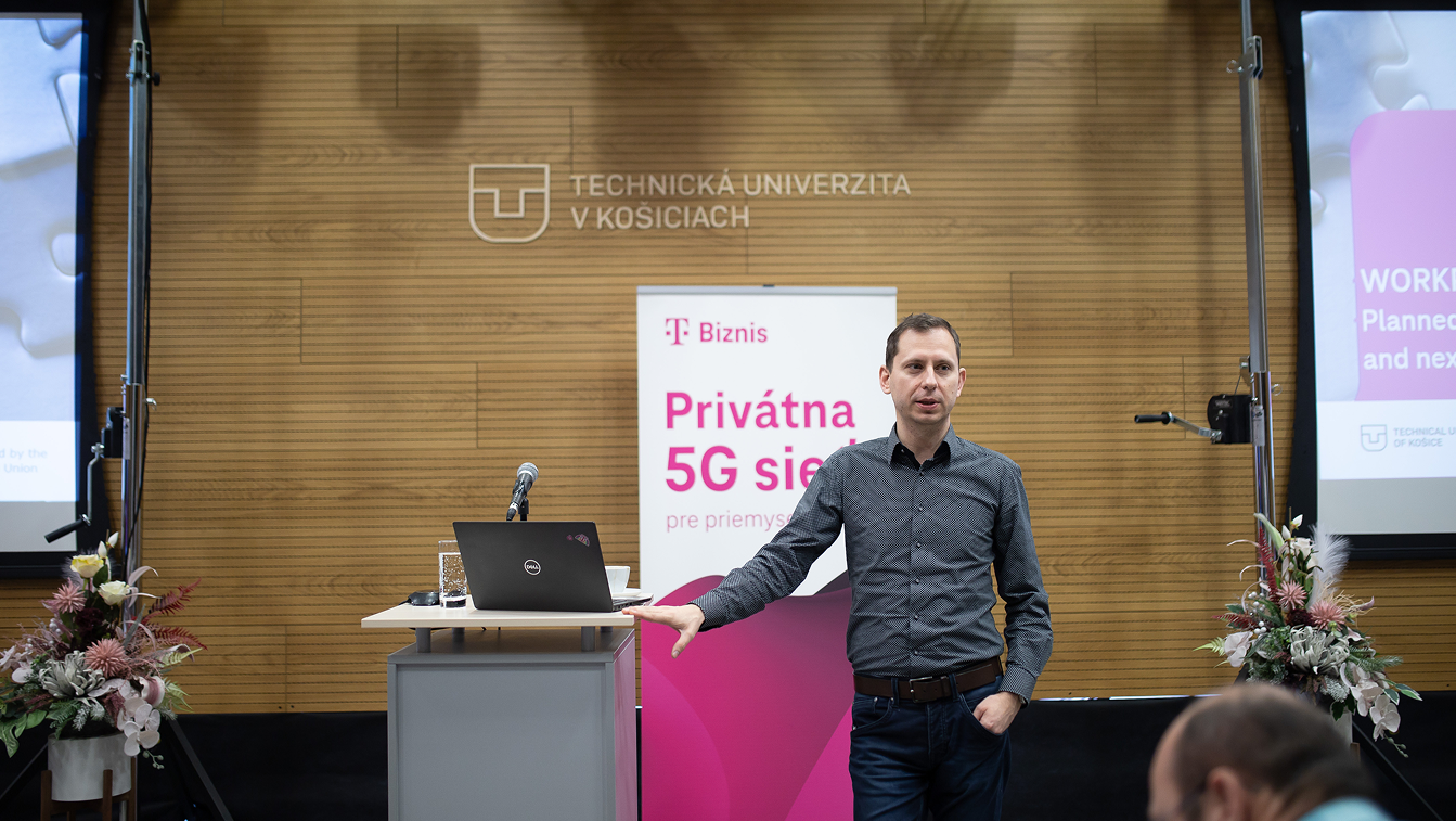 Prezentácia projektu Connecting Europe Facility (Digital) na Technickej univerzite v Košiciach – rečník počas workshopu o 5G sieťach pre priemysel.