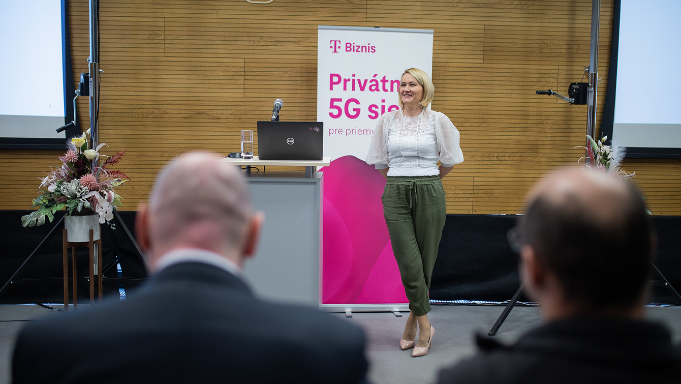 Prezentácia počas podujatia Connecting Europe Facility (Digital) na TUKE – rečníčka predstavuje výsledky spolupráce s partnermi.