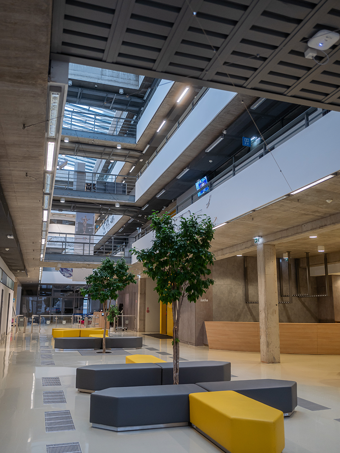 Interiér modernej budovy Technickej univerzity v Košiciach, kde sa konala prezentácia projektu Connecting Europe Facility (Digital).