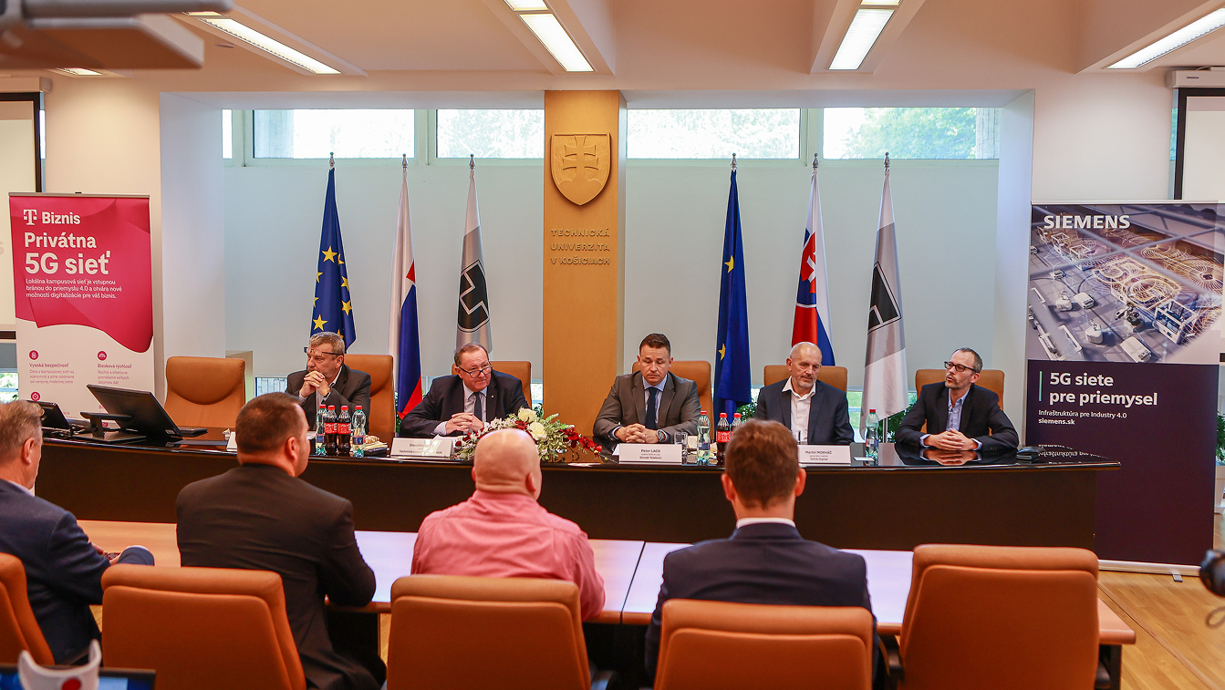 Panelová diskusia počas otvorenia 5G SA siete na Technickej univerzite v Košiciach za účasti zástupcov Slovak Telekom, Deutsche Telekom IT Solutions, Siemens Industry a TUKE.