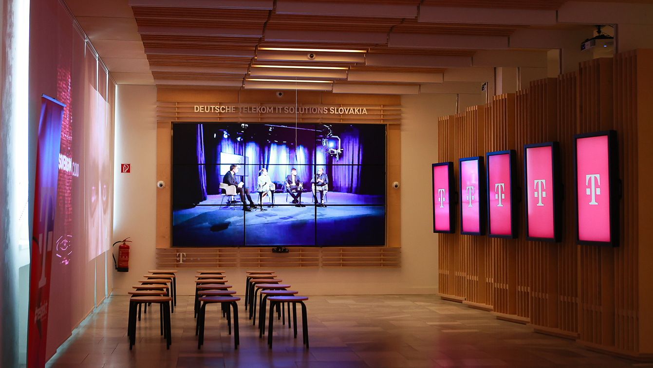 Prezentácia 5G technológií v centre Deutsche Telekom IT Solutions Slovakia s projekciou a displejmi.