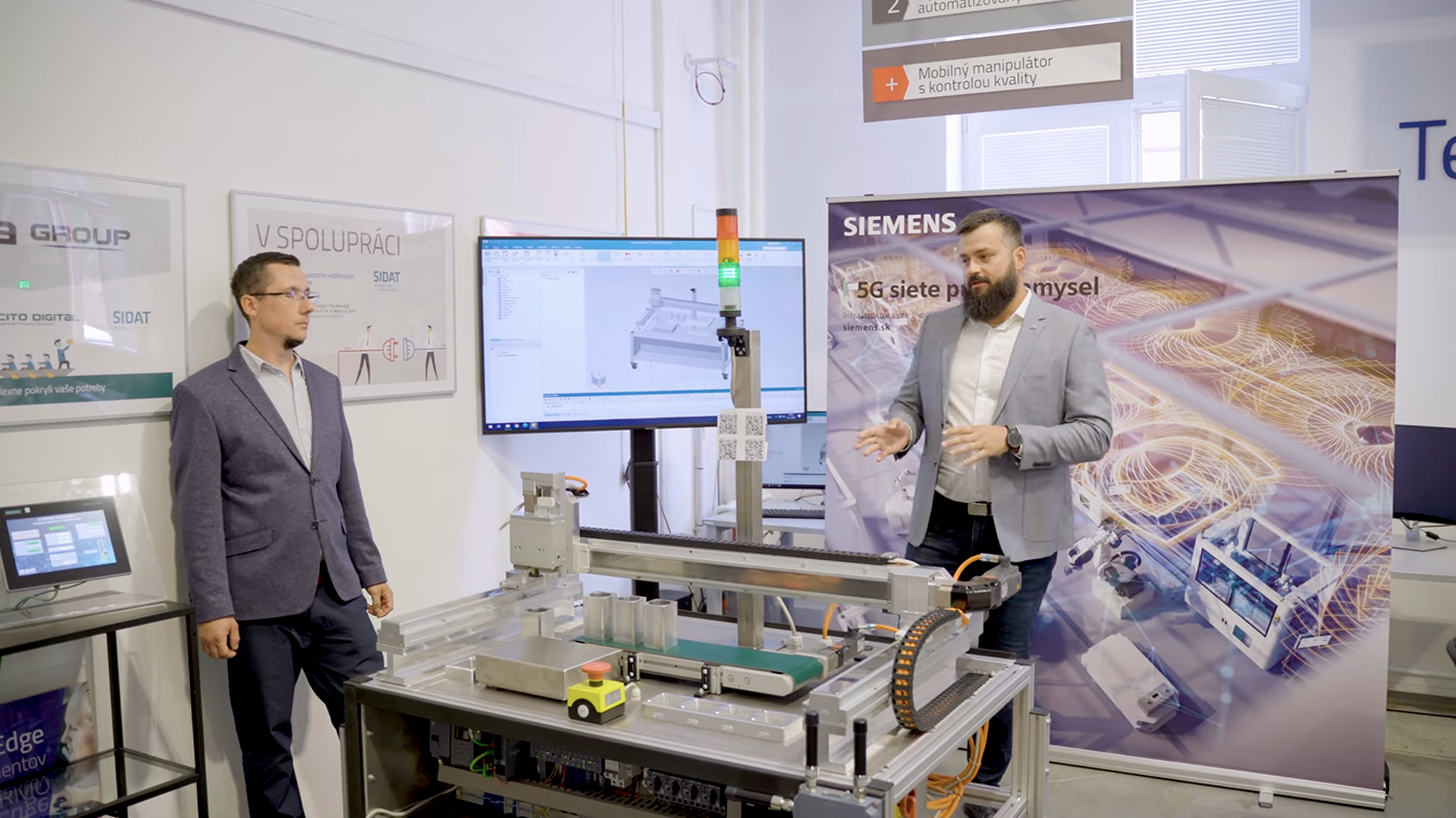 Video predstavuje technologickú prezentáciu priemyselného stroja napojeného na 5G sieť od Telekomu v priestoroch Technickej univerzity v Košiciach.